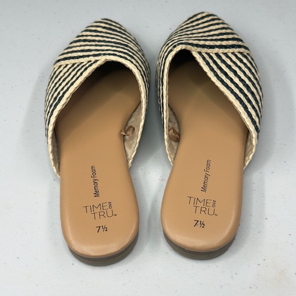 Time And Tru Women’s Slides 7.5 - Picture 2 of 6